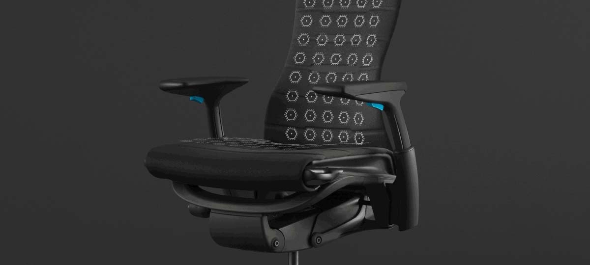En animation som visar Embody Gaming Chairs jämna tryckfördelning, överlagrad på ett foto av stolen på en svart bakgrund.