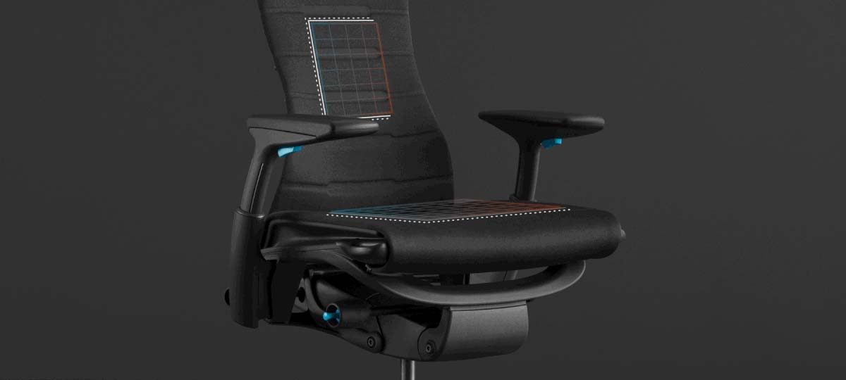 En röd och blå animation av det förbättrade sätet på ett foto av Embody Gaming Chair på en svart bakgrund.