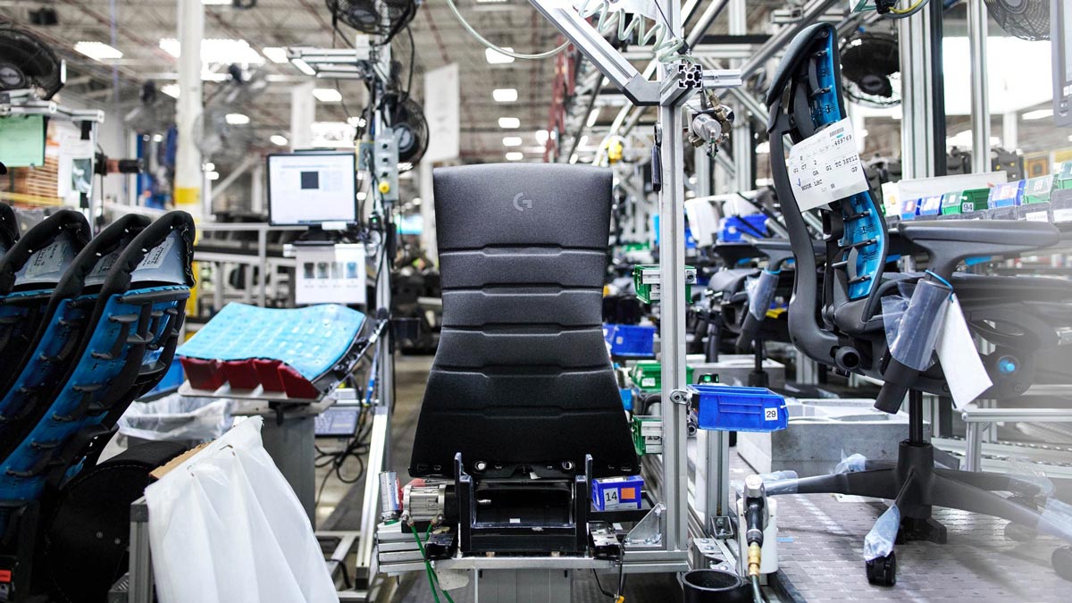Delar av en Embody Gaming Chair, framifrån, i en testmaskin på Herman Millers tillverkningsanläggning.