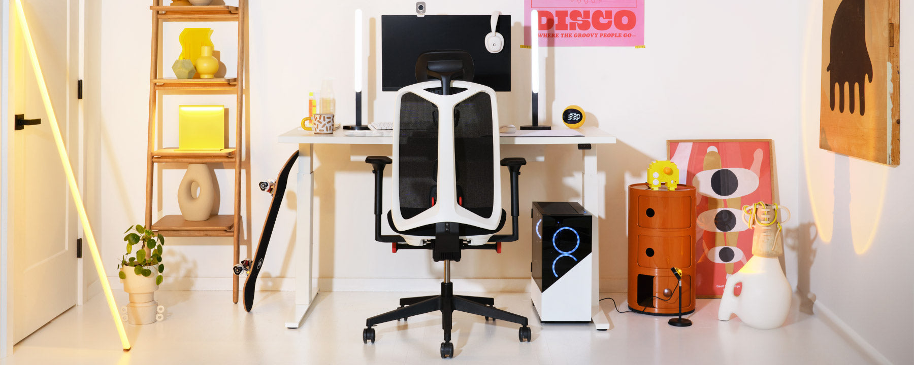 En vit Herman Miller Vantum gamingstol som en del av en lätt gaminguppsättning med ett vitt nevi sittbord.