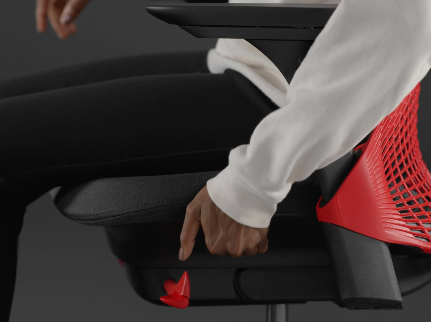A video shows how to adjust Sayl's seat depth.